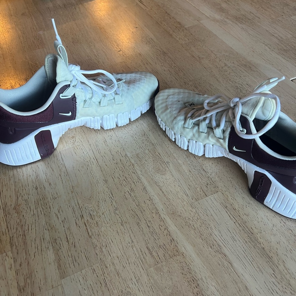 Nike Metcon White and Maroon - Picture 2 of 4